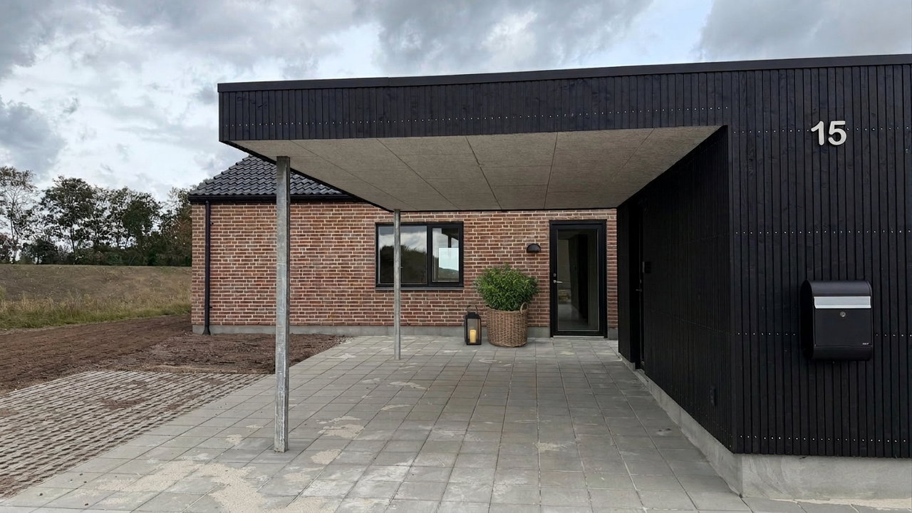 Egen carport, skur og indgang ved rækkehus på Vesterager i Tvis